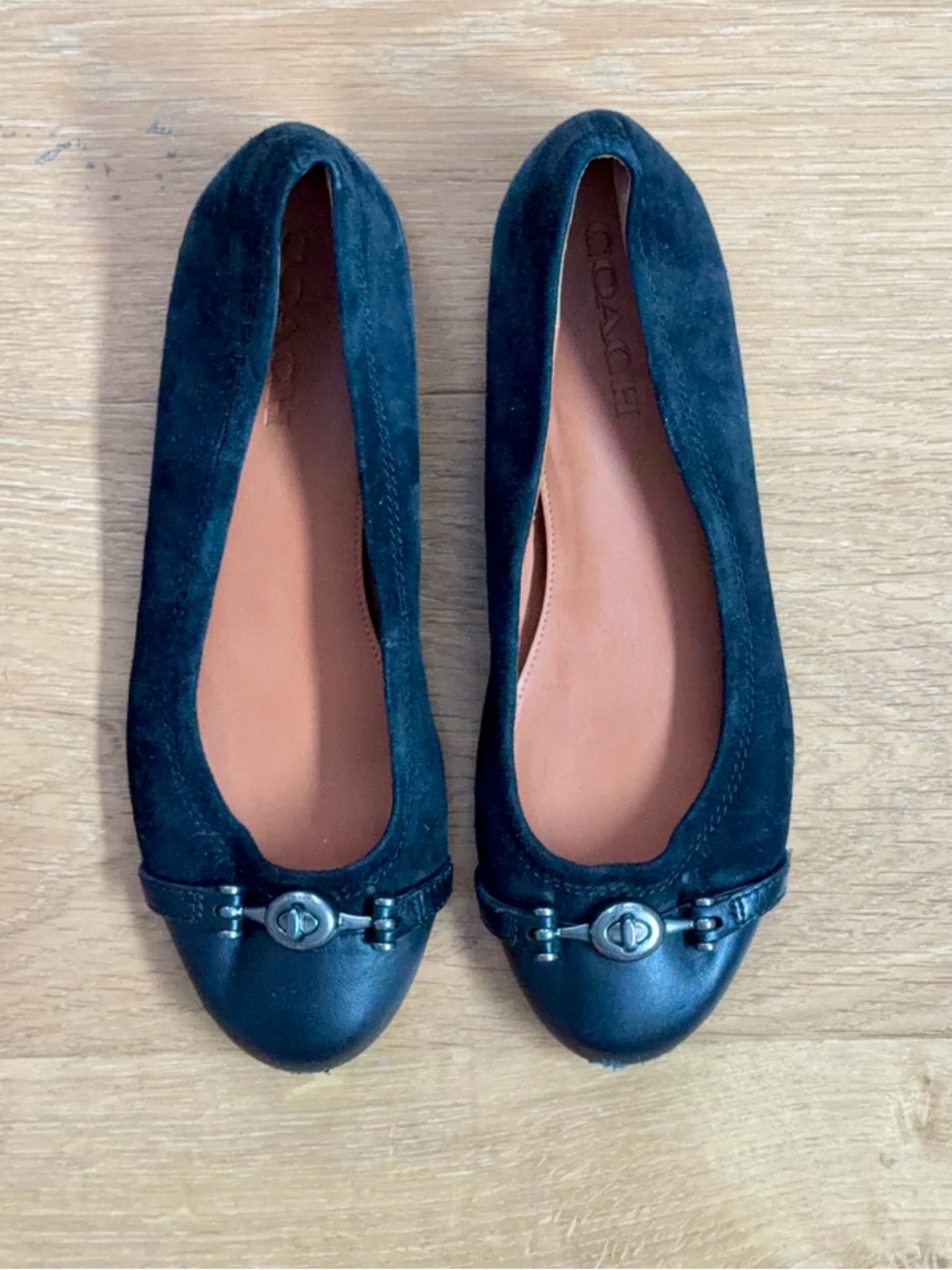 Coach Suede Cap-Toe Ballet Flat Black Gunmetal Turnlock Hardware Women's 7.5 - Picture 2 of 7